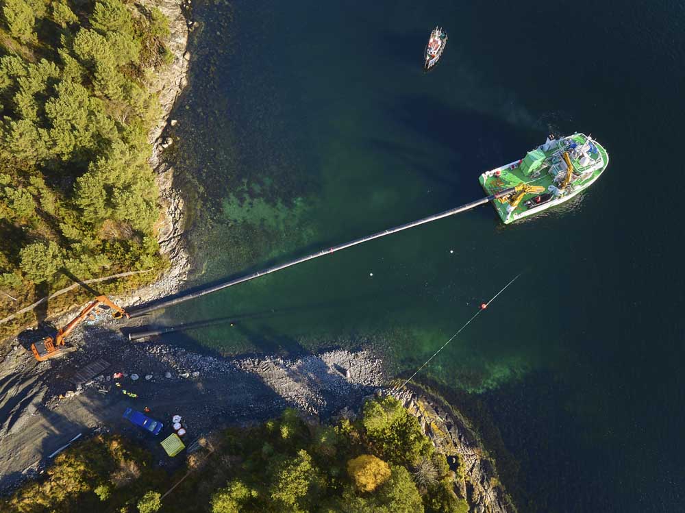 Landtak til kabel fra Ormen Lange trekkes i land på Aukra