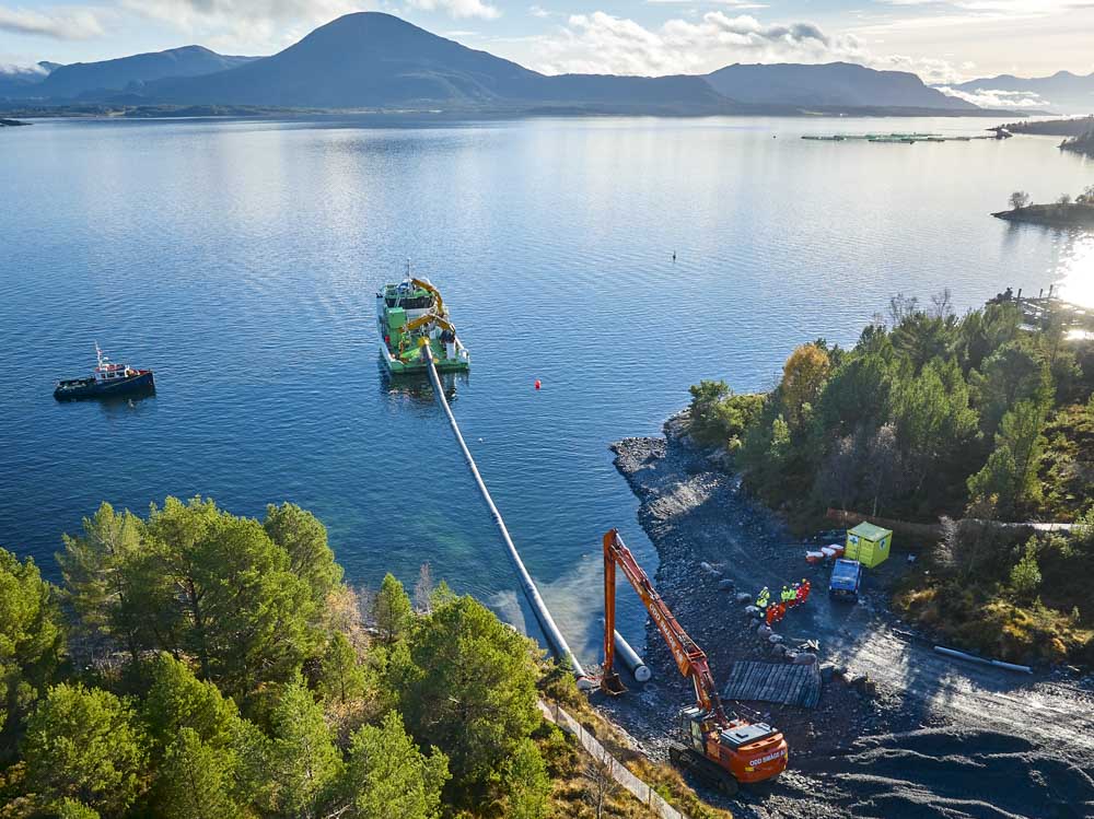 Landtak til kabel fra Ormen Lange trekkes i land på Aukra