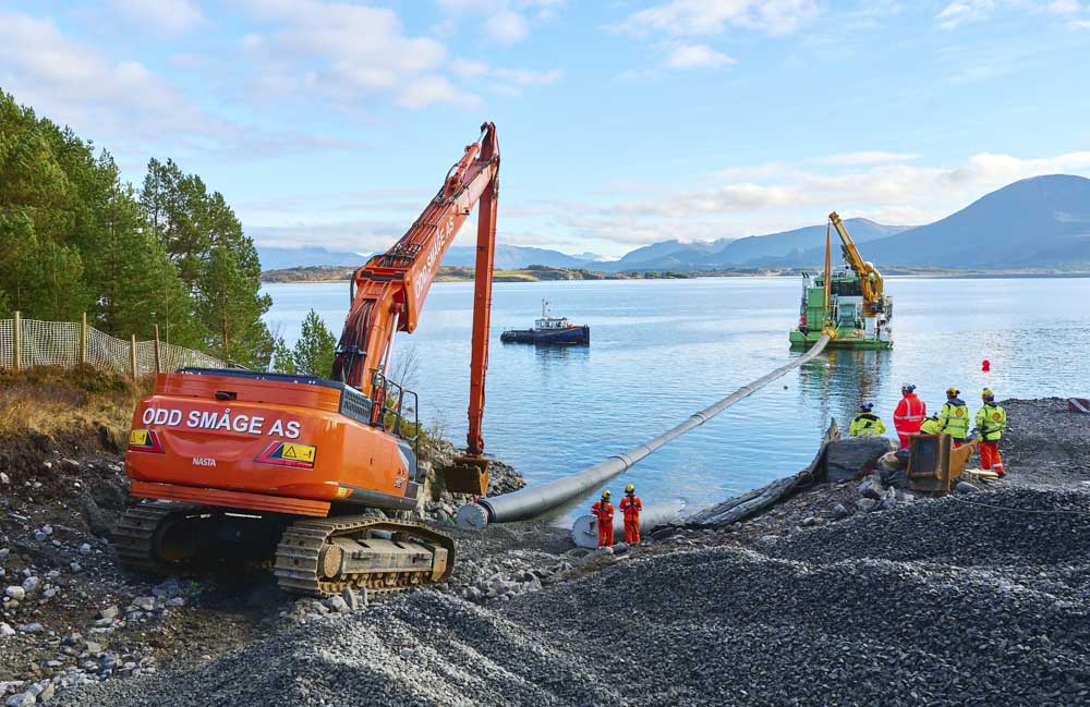 Landtak til kabel fra Ormen Lange trekkes i land på Aukra av Odd Småge AS