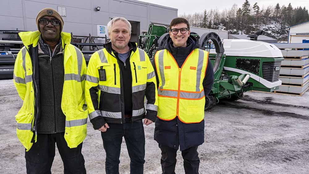 F.v. Malcolm Profit i McElroy, Elg Ragnar Thunes i Bluegreen og Alex Palaiologos i McElroy. Her på Bluegreens verksted i Stathelle i forbindelse med opplæring på den nye helautomatiske sveisemaskinen McElroy Trackstar 900i. 