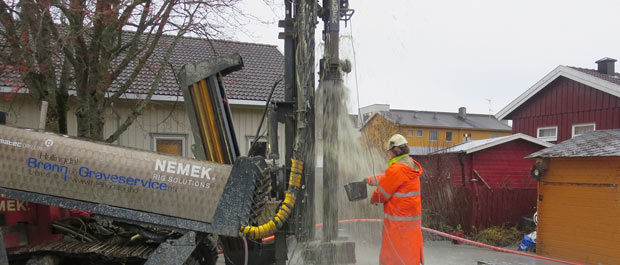 Bildetekst: Prøvetaking av sand- og grusmassene under boringen. Boringen er utført av Hallingdal Brønn- og Graveservice AS (Foto:Randi Kalskin Ramstad)