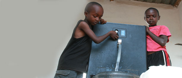 Bildet: Siden 2009 har Grundfos LIFELINK sørget for trygge drikkevannssystemer for 100.000 mennesker i Kenya. (Foto:Grundfos)