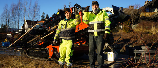 Bildet: Anders H. Dahlman og Knut Schau Nielsen foran den nye «Ditch Witch 4020 – All Terrain».