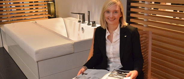 Fra bil til bad for Kristine