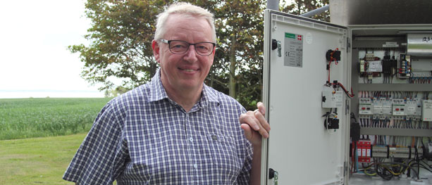 Leif Pinholt har vært selvforsynt med energi siden 1985. Her er ”hjernen” i hans husstandsmølle på eiendommen utenfor byen Thy på Nordvest-Jylland. (Foto:Oddvar Lind)