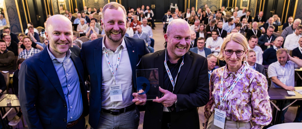 Bildet: Prisutdeler Rolf Iver Mytting Hagemoen (til venstre) med Michael Schlemminger fra Aneo Industry