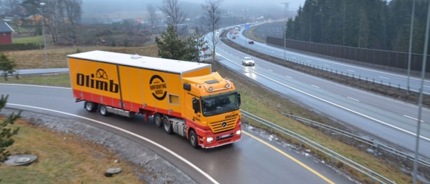 På veien med praktisk semitrailer