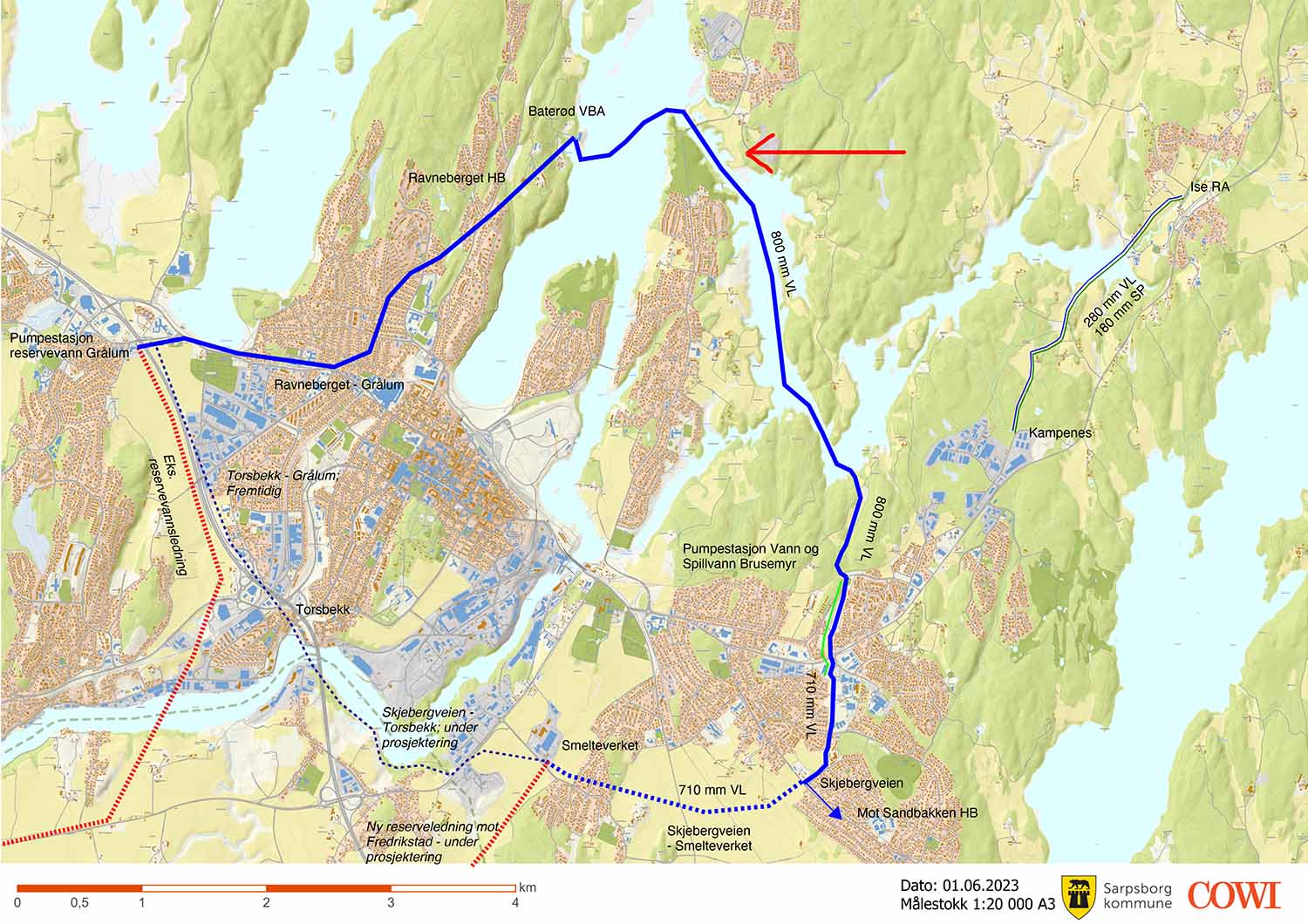 På kartet ser vi Nipa-ledningen som er under utførelse (heltrukket strek), og den kommende forlengelsen til en ringledning (stiplet strek). Bildene i artikkelen er tatt i sundet markert med rød pil. (Illustrasjon: COWI, Sarpsborg kommune)