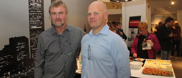 Bildet: Arnstein Antonsen fra Huseiernes Landsforbund (t.v) var veldig godt fornøyd med responsen på Boligaften hvor 2000 medlemmer i Salten fikk tilsendt invitasjon. Her sammen med Ketil Skår