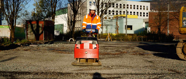 Bildet: Totalt skal 21 ladestasjoner monteres på tomten mellom Bjørnsonsgate og Fjøsangerveien i Bergen.