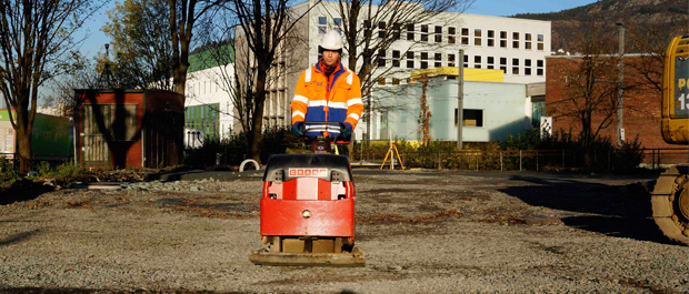 Bydrift-medarbeider Andrej Mastej klargjør med platevibrator før asfaltering på området mellom Fjøsangerveien og Bjørnsonsgate på Danmarksplass