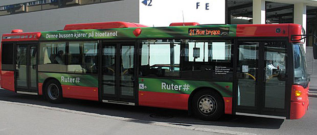 Bildet: Innblanding av bioetanol i bensin er en måte å øke bruken av biodrivstoff på. (Foto: Ruter)