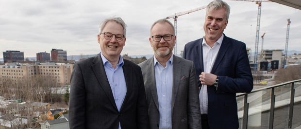 Bildet: Caverion-sjef Knut Gaaserud flankert av Ola Lindh
