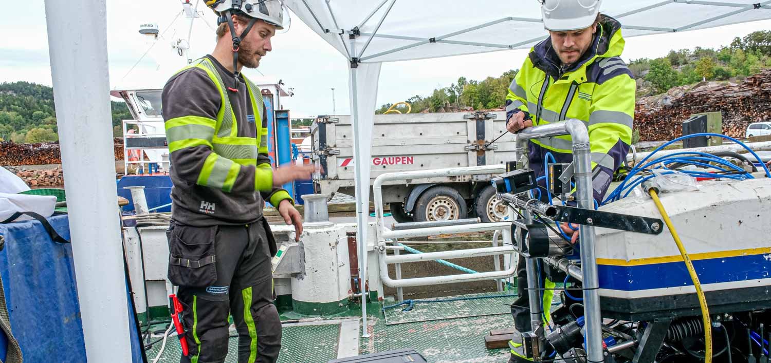 Bendik Ernst Øverland (t.v.) og Hans Kristian Nyseth gjør klart til første sjøsetting av ROV med det nye kameraet. (Foto: Jørn Søderholm)