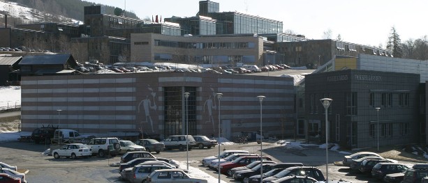 Bildet: I fellesområdene i forretningsbygget Fakkelgården på Lillehamer er energikostnadene kraftig redusert. (Foto: lillehammer.no)