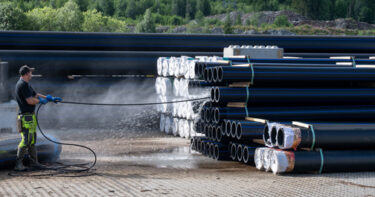 Bildet: Alle produkter vaskes og inspiseres nøye for å sikre at alt er i orden med plastrørene som produseres ved bedriften. Foto: Hallingplast