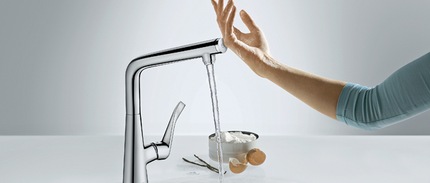 Hansgrohe gjør det nå for første gang mulig å slå av og på vannet på kjøkkenet ved å trykke på en knapp