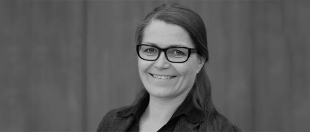 Sylvia H. Skar fra Norconsult holder foredrag på frokostmøtet om hvordan å prosjektere enkle og effektive løsninger for energiforsyning i nye bygg.