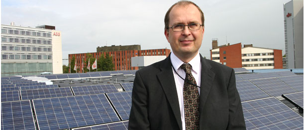 Bildet: Jyrki Leppänen foran deler av Nordens største soltak på ABBs fabrikkanlegg i utkanten av Helsingfors (foto: Oddvar Lind).