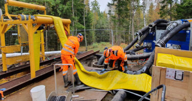 Bildet: Installasjon av glassfiberstrømpe. Foto: Olimb Rørfornying AS