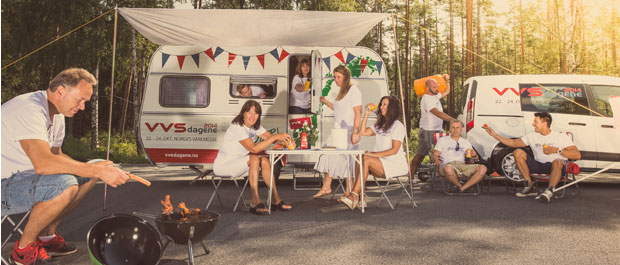 Promoteringsfoto: Pølsegrilling før startskuddet går for Egeland og Røines roadtrip. Fagsjef i VVS-Foreningen