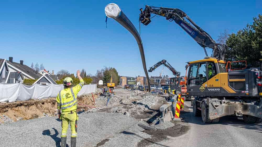 En del av en PE rørledning flyttes til grøft for montasje