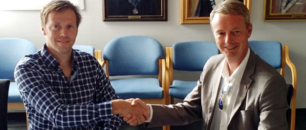 Veidekkes prosjektleder Jostein Veåsen (t.v.) og ordfører Terje Søviknes i Os kommune undertegner kontrakten.