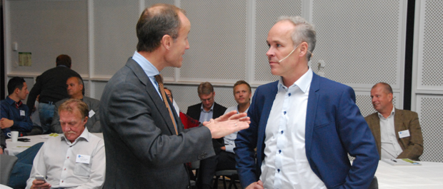 Kommunal- og moderniseringsminister Jan Tore Sanner (til høyre) var en av foredragsholderne da Fjernvarmedagene ble innledet. Her sammen med Enova-toppsjef Nils Kristian Nakstad (Foto: Tore Kubberød)