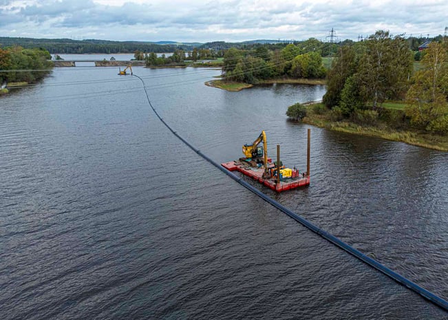 Senking av et 1 000 meter langt delstrekk av den totalt 4,6 kilometer lange undervannsledningen som i høst ble lagt i Glomma. Ledningen er en del av det større prosjektet Nipa-ledningen.