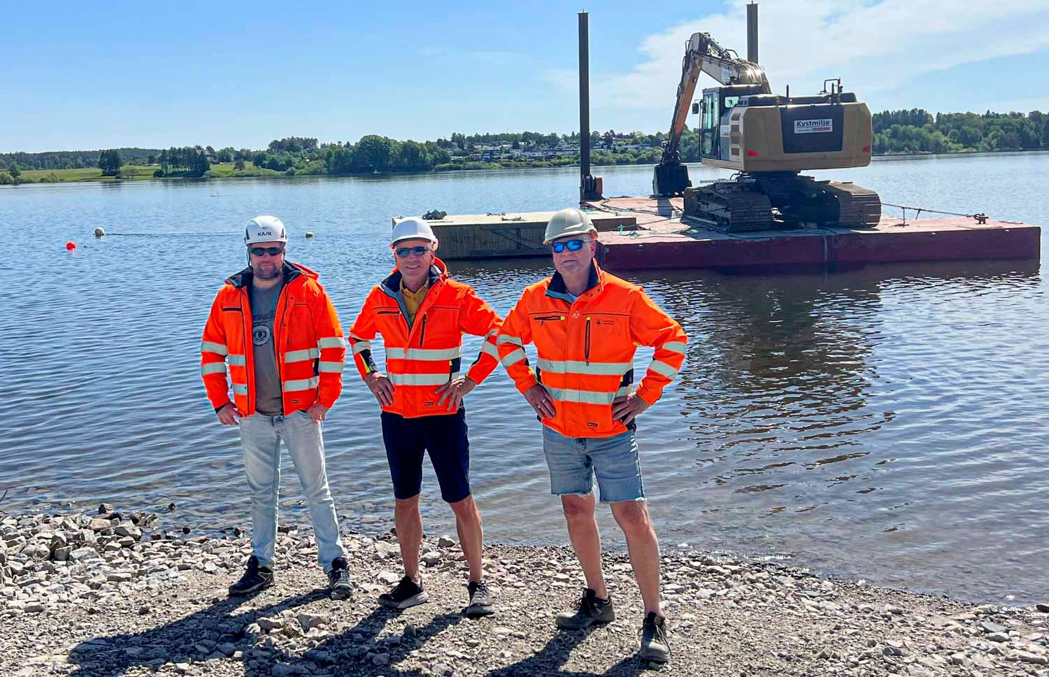 Prosjektlederne Gunnar Fossen Larsen t.h. og Jon Anders Lied t.v, med avdelingsleder VVA/Utbygging Jan Aas i midten. Bildet er fra Nipa-ledningen ved Baterød vannverk. (Foto: Privat)