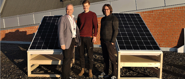 Forsker på solcellepanel ved Teknisk museum