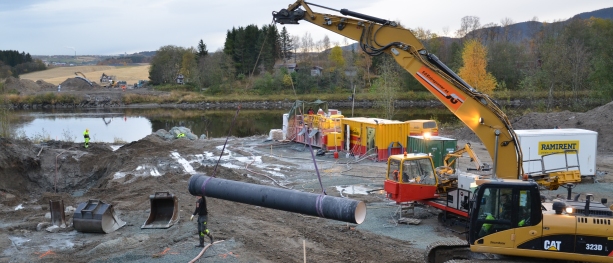 Fire traseer med styrt boring under den populære lakseelva Gaula i Melhus kommune er en viktig del av det store samarbeidsprosjektet MeTroVann mellom Trondheim og Melhus kommuner. Dette prosjektet er med i konkurransen om årets beste gravefrie og miljøvennlige prosjekt i Skandinavia 2013.