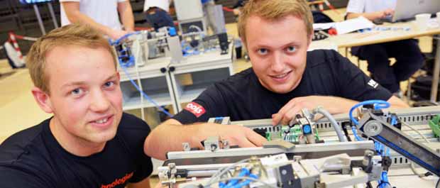 Petter Rustad (t.v) og Sindre Hellingsrud skal representere Norge i faget mekatronikk (også kalt automatisering) under WorldSkills i Brasil. Her fra Yrkes-EM i Trondheim høsten 2014.