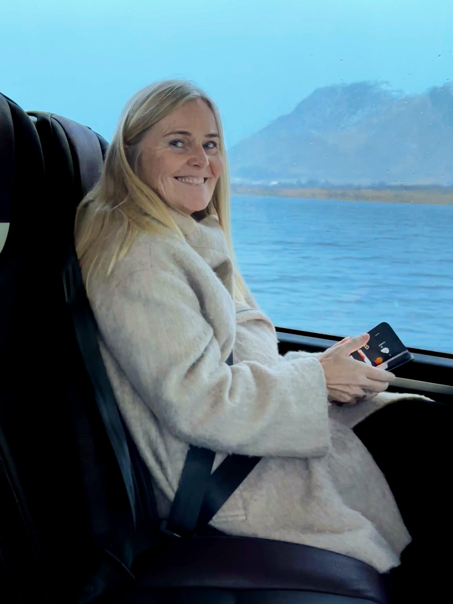 Merete Larsen på høsttur i Svolvær. Hun leder RørNorge Nord, som representerer 70 medlemsbedrifter i tre fylker. Her sitter hun i en buss.