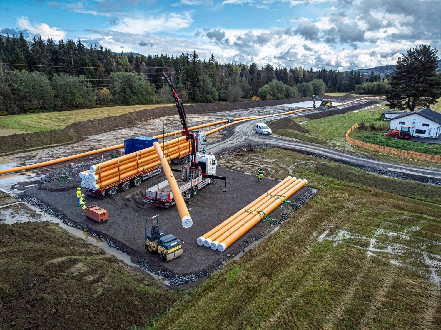 Sunbrei Transport losser store PE-rør fra Hallingplast på prosjektet VA på langs