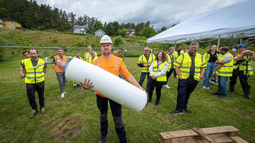 Pluggen – leverandøren kaller den en "pig" – påmonteres sensorer i enden og sendes inn i ledningen.