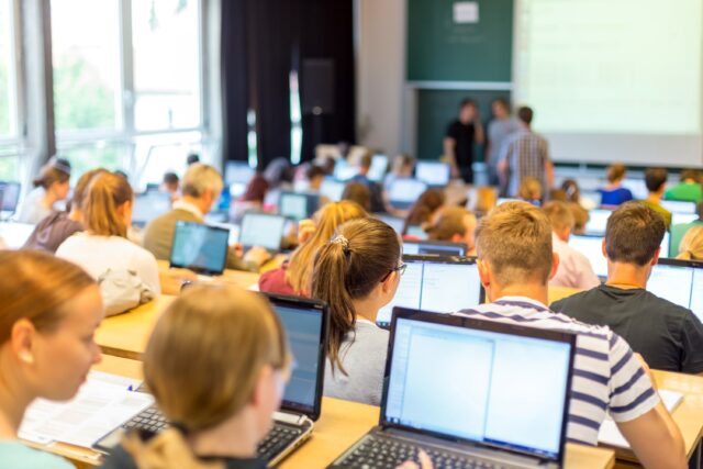 Rekordmange har fått tilbud om studieplass ved høyere yrkesfaglig utdanning