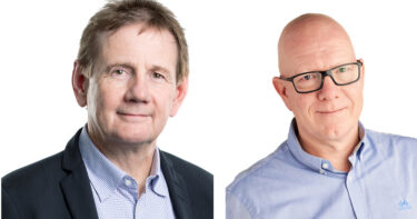 Administrerende direktør Daniel Mark Kristensen (t.v.) ønsker Ole Andreas Valnes og hans team velkommen til ABK-Qviller AS