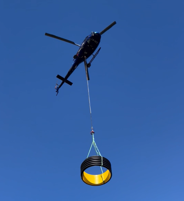 Flyr inn XL-rør med helikopter på Voss