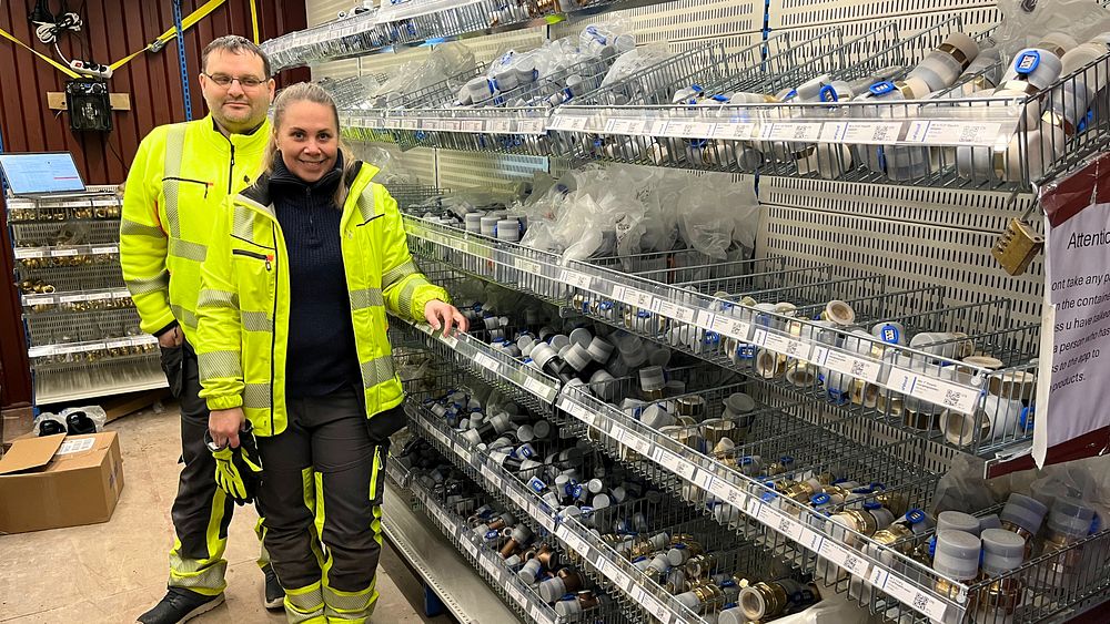 Vareutvalget inne i container. Wenche Leinum og . Foto: Geberit.