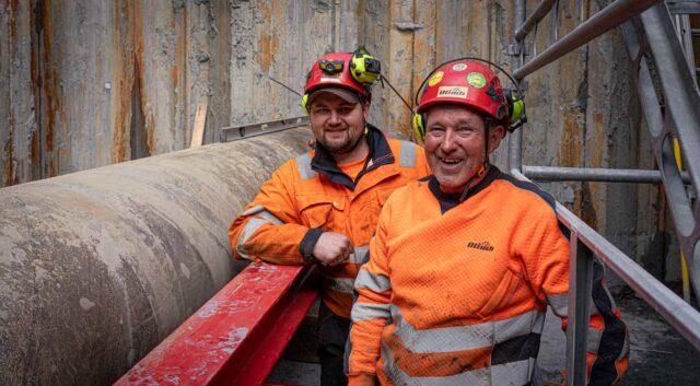 Tor Erik (67) presser rør under E6 i full drift